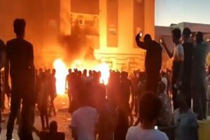 लीबिया में बिजली न मिलने पर प्रदर्शनकारियों ने संसद भवन को लगाई आग