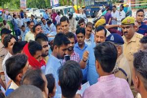 सुल्तानपुर: नाराज छात्रों ने एबीवीपी पदाधिकारियों के साथ घेरा डीएम कार्यालय