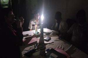सीतापुर: जिला अस्पताल में गुल हुई बिजली तो डॉक्टरों ने टार्च जलाकर किया मरीजों का इलाज
