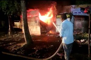 गोंडा: अचानक लगी आग से धू-धू कर जली टायर की दुकान, लाखों का हुआ नुकसान