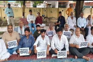 अयोध्या: केंद्र सरकार के खिलाफ कांग्रेसियों ने किया सत्याग्रह, कहा- भाजपा सत्ता के मद में अंधी हो गई है