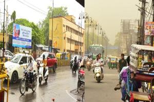 मुरादाबाद : धूल भरी आंधी के साथ हुई बूंदाबांदी से मौसम हुआ सुहाना, गर्मी से मिली राहत