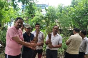 हल्द्वानी: ग्राम प्रधानों को बांटे 400 फलदार पौधे, कीट रोग विशेषज्ञ बीडी शर्मा ने सिखाए ‘प्लांटेशन टिप्स’