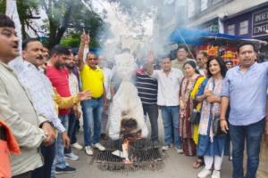 हल्द्वानी: जीएसटी सर्वे के विरोध में आरपार के मूड में व्यापारी, पुतला फूंककर गुस्से का इजहार
