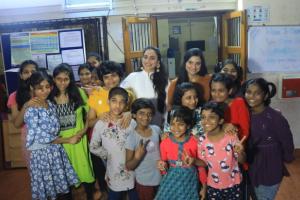 केक काटकर बच्चों के साथ मस्ती करते हुए निकिता रावल ने मनाया अपना जन्मदिन