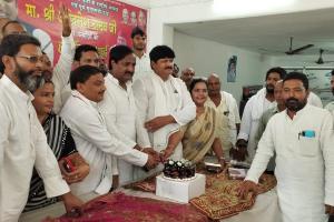 गोरखपुर: सपा के राष्ट्रीय अध्यक्ष का मनाया गया जन्मदिन, नेताओं व कार्यकर्ताओं ने दी बधाई