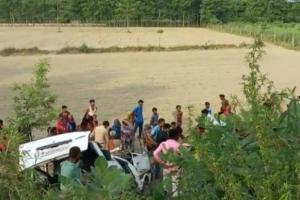 सीतापुर: यात्री सवार वैन पर गिरा पेड़, दो की मौत, छह की हालत गंभीर