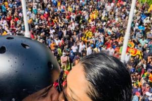 Couple goals! श्रीलंका में गोलीबारी के बीच प्यार, विरोध प्रदर्शन के बीच Kissing Couple वायरल