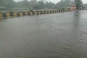 देश के कई राज्यों में भारी बारिश, मुंबई में जगह-जगह पानी भरा, बस-ट्रेनें प्रभावित