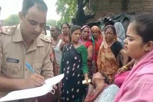 कानपुर : खून से लथपथ तड़पती रही महिला, जानकारी नोट करता रहा पुलिसकर्मी, Video आया सामने
