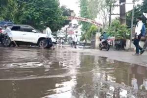 बरेली: शहर की सड़कों का हाल देखकर इंद्रदेव भी नाराज ! 5 मिनट की बारिश ने खोली पोल, देखें Video