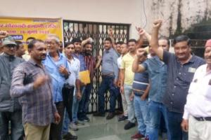 हल्द्वानी: सरकार के खिलाफ गरजे ठेकेदार, सिंचाई विभाग कार्यालय में की तालाबंदी
