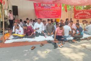मुरादाबाद : रेलवे की तबादला नीति के खिलाफ नरमू का डीआरएम कार्यालय पर धरना