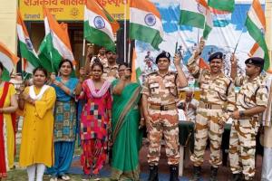 बरेली : हर घर तिरंगा अभियान के तहत आईटीबीपी ने निकाली तिरंगा यात्रा, किए झंडे वितरित