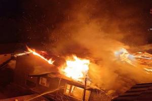 रामपुर: चिराग गिरने से पेंटर के मकान में लगी आग, हजारों का माल जलकर हुआ राख