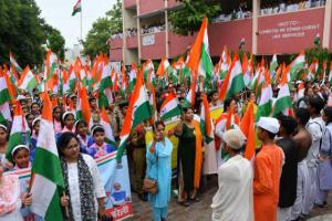 बरेली: आजादी के अमृत महोत्सव के उपलक्ष्य में छात्र-छात्राओं ने निकाली तिंरगा यात्रा