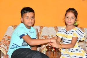 बरेली: भाई की कलाई में राखी बांधकर बहन ने मनाया रक्षाबंधन