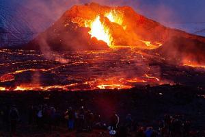 आइसलैंड में फिर फटा ज्वालामुखी, पर्यटकों ने कैमरे में कैद किया अद्भुत नजारा