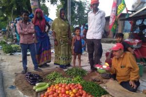 अयोध्या : सपा नेता ने सब्जियों की आरती उतार प्रधानमंत्री को भेजा आचमन, किया अनोखा विरोध
