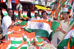 कानपुर : देश भक्ति का जज्बा, 25 करोड़ के बिके तिरंगे