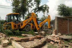 सुल्तानपुर : स्मैक तस्कर की ढाई करोड़ की संपत्ति कुर्क, अवैध निर्माण पर चला बुलडोजर