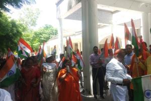 बाराबंकी : जिला प्रशासन ने निकाली तिरंगा यात्रा, छात्र- छात्राओं ने किया झांकियों का प्रदर्शन