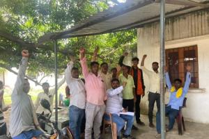 बहराइच : बकाया भुगतान को लेकर संविदा कर्मियों ने किया प्रदर्शन