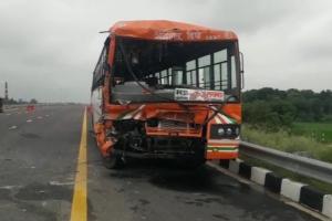 बाराबंकी: दुर्घटनाग्रस्त ट्रक से टकराई अनुबंधित बस, कई घायल, चार की हालत गंभीर