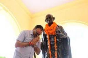लखनऊ : डिप्टी सीएम ब्रजेश पाठक ने गांधी प्रतिमा पर किया माल्यार्पण