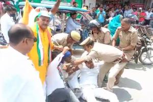 गोरखपुर : बढ़ती बेरोजगारी, महंगाई को लेकर गांधी प्रतिमा पर कांग्रेस ने किया विरोध प्रदर्शन