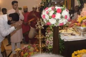 महाराष्ट्र के मुख्यमंत्री ने अपने सरकारी आवास पर भगवान गणेश का किया स्वागत