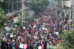 बांग्लादेश में हाहाकार, 50 प्रतिशत बढ़े पेट्रोल-डीजल के दाम, सड़कों पर उतरी जनता