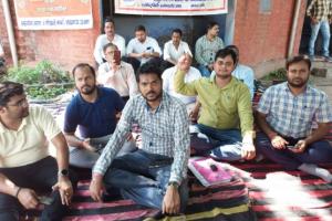 शाहजहांपुर: बिजली के निजीकरण के विरोध में विद्युत कर्मचारियों ने किया धरना-प्रदर्शन