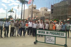बरेली: श्रम विभाग ने मजदूरों को तिरंगा बांटकर आजादी का महत्व समझाया