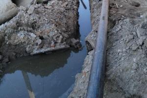 शाहजहांपुर: पानी की पाइप लाइन के लिए खोद डाला रास्ता, लोगों को हो रही काफी दिक्कतें