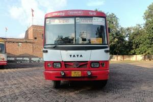 शाहजहांपुर: अनुबंधित बस चालक की लापरवाही से गिरी महिला यात्री, दोनों पैर कुचले
