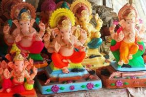 महाराष्ट्र: आश्रय गृह में रह रहीं मानसिक रूप से कमजोर लड़कियां बना रही हैं भगवान गणेश की मूर्तियां