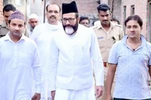 बरेली: शेरगढ़ पहुंचे मौलाना तौकीर रजा खान, कहा- मुसलमानों से जुड़े मुद्दों पर मौन है सरकार