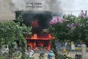 मध्य प्रदेश: जबलपुर के अस्पताल में लगी भीषण आग, मचा हडकंप, 10 की मौत, देखें Video