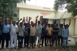 रायबरेली: एक सप्ताह से बिजली के लिए परेशान ग्रामीणों ने घेरा उपकेंद्र