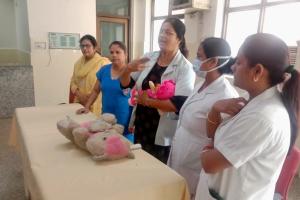 गोरखपुर : स्तनपान को बढ़ावा देने की मेडिकल कालेज की अनूठी पहल, नुक्कड़ नाटक से दिया सन्देश