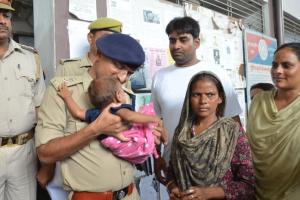 हाथरस के डॉक्टर ने कराया था मथुरा स्टेशन से बच्चा चोरी, जीआरपी ने गिरोह का पर्दाफाश कर आठ लोगों को किया गिरफ्तार