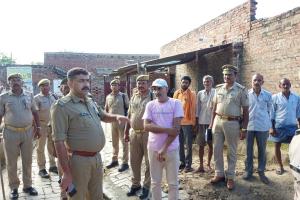 हरदोई : दबंगों से परेशान 12 ब्राह्मण परिवारों ने अपने मकानों पर लिखी पलायन करने की सूचना