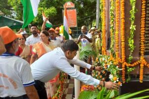 कानपुर : डीएम ने कलक्ट्रेट में फहराया तिरंगा, शहरवासियों को दी आजादी की बधाई