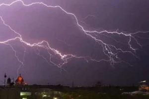 इटावा : बारिश के दौरान पंचायत भवन पर गिरी बिजली