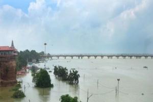 प्रयागराज : तेजी से बढ़ा गंगा और यमुना नदी का जलस्तर, संगम नगरी पर मंडराया बाढ़ का खतरा