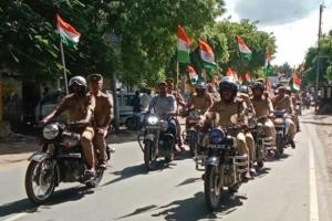 इटावा : पुलिसकर्मियों ने बाइक पर निकाली तिरंगा रैली