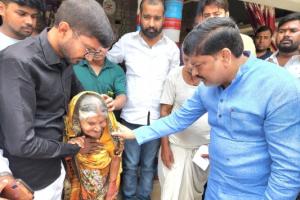 अयोध्या : पूर्व मंत्री ने मृतक युवती के परिवार को दी आर्थिक सहायता