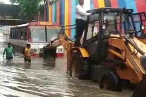 इटावा: बारिश बनी मुसीबत, मैनपुरी अंडर पास में फिर फंसी रोडवेज बस