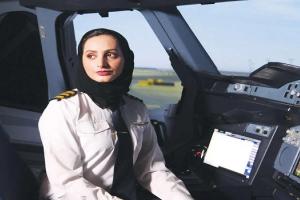 यूएई की पहली महिला कैप्टन बनीं पायलट आइशा अल मंसूरी, अपनी खूबसूरती को लेकर रही चर्चे में